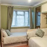 2 Bed Flat With Driveway 10 Mins To Wembley Stadium