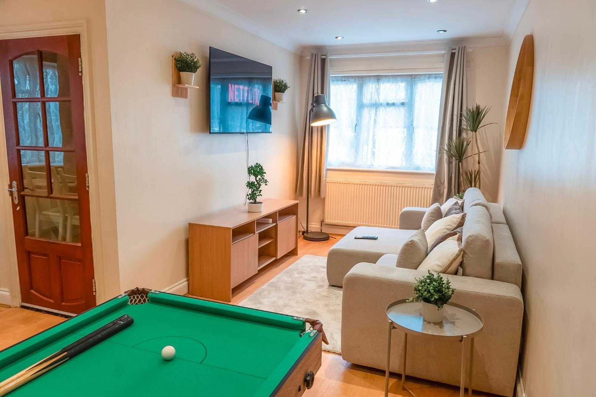 2 Bed Flat With Driveway 10 Mins To Wembley Stadium *
